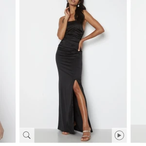 Balklänning - Hej, säljer min balklänning köpt inför balen förra året. Använd endast en gång och är i nyskick. Enkel men ändå väldigt fin klänning. Köpt från Bubbleroom för 1000 kr