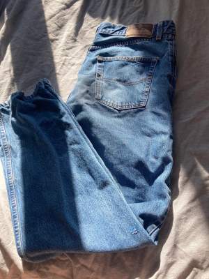 Baggy jeans i jättefin skick, Använt ungefär 2-3 gånger. Storlek skulle jag säga att dom passar 38. 