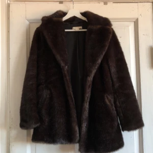 Päls kappa - Så jääääkla snygg päls kappa från hm!😍man känner sig som en riktig boss med denna på vill jag lova! Super fint skick, använt 1 gång💞