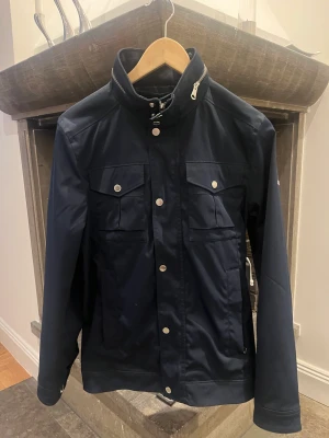 J Lindeberg jacka - Köpt för några månader sen  Är i nyskick då den är använd fåtal gånger Nypris 3200kr