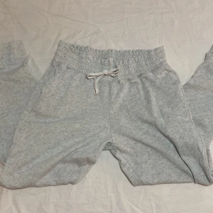 Gråa mjukisbyxor från Hollister, S - Gråa mjukisbyxor från Hollister i storlek S. Väl använda men i gott skick.