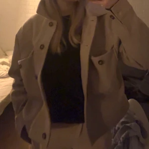 Beige kort kappa - Fin kort ullkappa med knappar och två fickor framtill Köptes i höstas för 700 säljs för 375