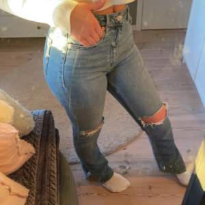 Supersköna jeans med slit! Lite mindre i storlek🦋(säljer även ett par gråa)