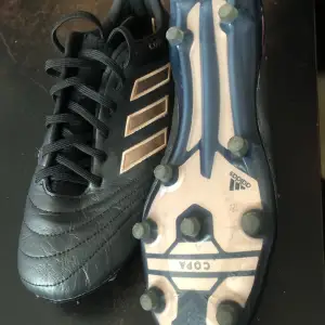 Adidas copa svart/guld fotbollsskor storlek 42, helt oanvända 