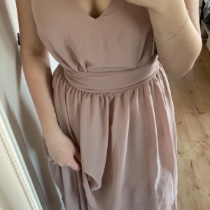 balklänning i storlek xs - Smutsrosa balklänning använd en gång, alltså bra skick, som ny! nypris 800kr🙌🏼har sytt upp den i ryggen då jag tyckte urringningen i fram var för lång. Storlek är xs men passar xs och s. Pris går att diskutera