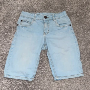 Shorts - Säljer dessa perfekta shorts till sommaren😍. Märket LAB. Storlek 140 men passar 146/152 också. Säljer av skäl att dem inte kommer till användning längre. Bra skick. Pris kan diskuteras🤍. Hör av dig om du undrar något eller är intresserad.