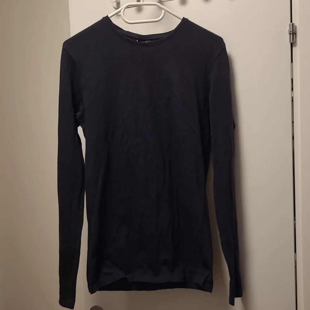 Size S used and in good condition black long sleeve shirt. Feel free to contact for more info. & in Swedish. Hoodies.