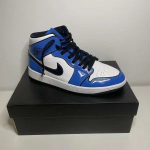 Jordan 1 signal blue  - Jordan 1 mid  Storlek 43 9/10 nästintill nya
