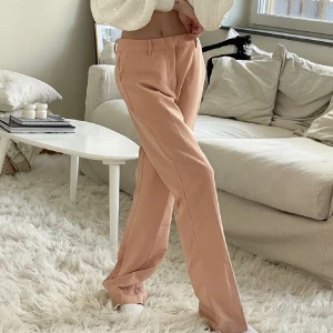 Kostymbyxor - 36 - Så snygga rosa kostymbyxor i storlek 36. Från Bikbok🌷🤍