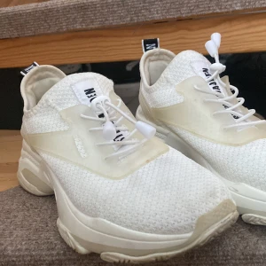 Steve Madden  - Dessa skor är använda fåtalet gånger men har tyvärr fått några få fläckar. Färgen är vit/beige. Om du är intresserad kan jag skicka video på skorna så du kan se bättre men dem är fina, helt klart! Frakt tillkommer! 