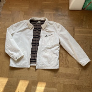 Lee - Hej! Säljer en väldigt fin jeansjacka från lee. Fodrad med väldigt fint tyg mönster. Finns i Stockholm! 