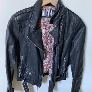 Skinnjacka - Snygg skinnjacka från Jofama nu Kenza. Den har fina detaljer och är sparsamt använd. 190 + frakt