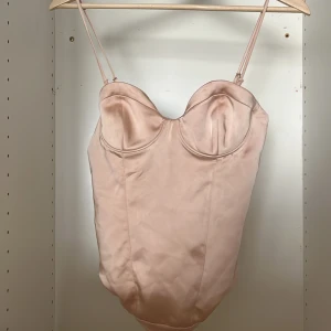 Zara silkes topp med bygel - En zara topp med bygel under brösten i storlek S. Aldrig använd. 