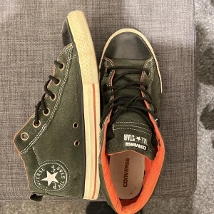 Converse - Säljer dessa balla converse. Vet ej vilken modell dem är utan jag köpte dem vintage i London. Storlek 38