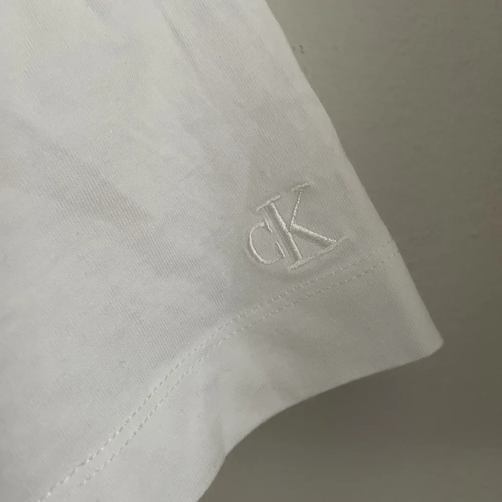 Skitcool Calvin Klein t-shirt med färgskiftande logga🌟 Aldrig använd. Det är M men passar som ett S skulle jag säga. . T-shirts.