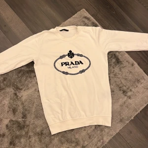 Prada tröja  - Tröjan passar inte mig storlek M