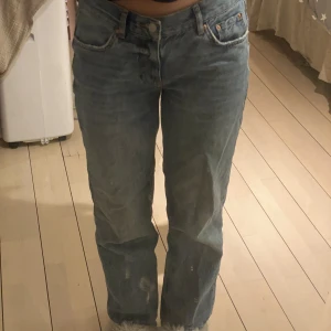 Lågmidjade jeans  - Säljer dessa lågmidjade jeans från Gina tricot i storlek 36, lite slitna längst nere men är ingenting man märker. 