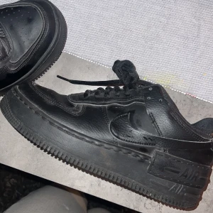 Nike air force 1  - Säljer nu ett par fina Nike air force one i svart. Storlek 38,5. Använda men ser ut att vara nya. Pris går att diskutera och köparen står för frakten