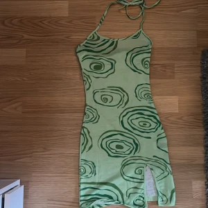 Klänning - Cool klänning i bra skick  Skriv för fler bilder! 