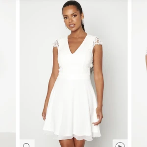 Vit klänning - Aldrig använd då jag hittade en annan studentklänning som passade mig bättre. Fin figursydd. Prislappen kvar, köpt för 699kr