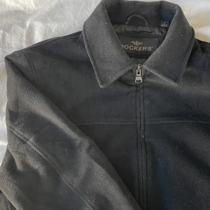 overshirt/ vårjacka - Köpt från beyond Retro  Väldigt snygg och bra jacka till våren och hösten. Köpt för 500:- Säljer 200:- Storlek M  Frakt + 79 KR