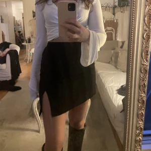 Kjol med slits  - Kjol med slits, ny med lapp. 