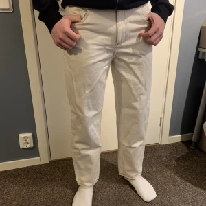 Jeans - Säljer vita vintage jeans i storlek W32 L32. 
