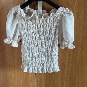 Vit topp  - Säljer denna vita topp som aldrig är använd. Säljer för 60 kr. 
