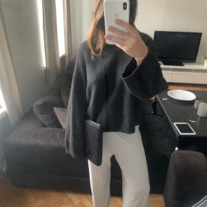 Arket tröja - Min snygga mörkgråa tröja från taket, väldigt trendig men tyvärr för stor för att jag skall använda den. Nypris 690kr