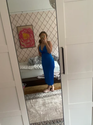 Klänning  - Så fin klänning från zara. Som ni ser på sista bilden behövde jag göra en nödlösning för att få banden lite tajtare. Men det är bara att ta bort. 