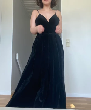 Balklänning  - klänning gjord på beställning. Dyra och fina material. Ordinariepris 3000kr men säljer för 1000. Priset kan diskuteras 