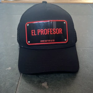 John hatter keps el profesor - Säljer John hatter keps tycker inte så mycket om den längre har användet den lite 