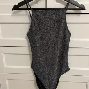 Glittrig body från h&m, Stl S. Använd ett tillfälle