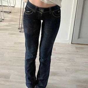 Jeans - Säljer mina jätte snygga lågmidjade jeans. De är köpta second hand och är i jätte bra skick. Skulle säga att de är ganska små i storleken!💕 den riktiga storleken på jeansen står inte vad jag hittar men skulle säga att det är xs
