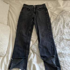 Gråa/svarta jättefina jeans från gina. Dessa säljer jag p.g.a liten storlek. Detta är straight jeans med slits.