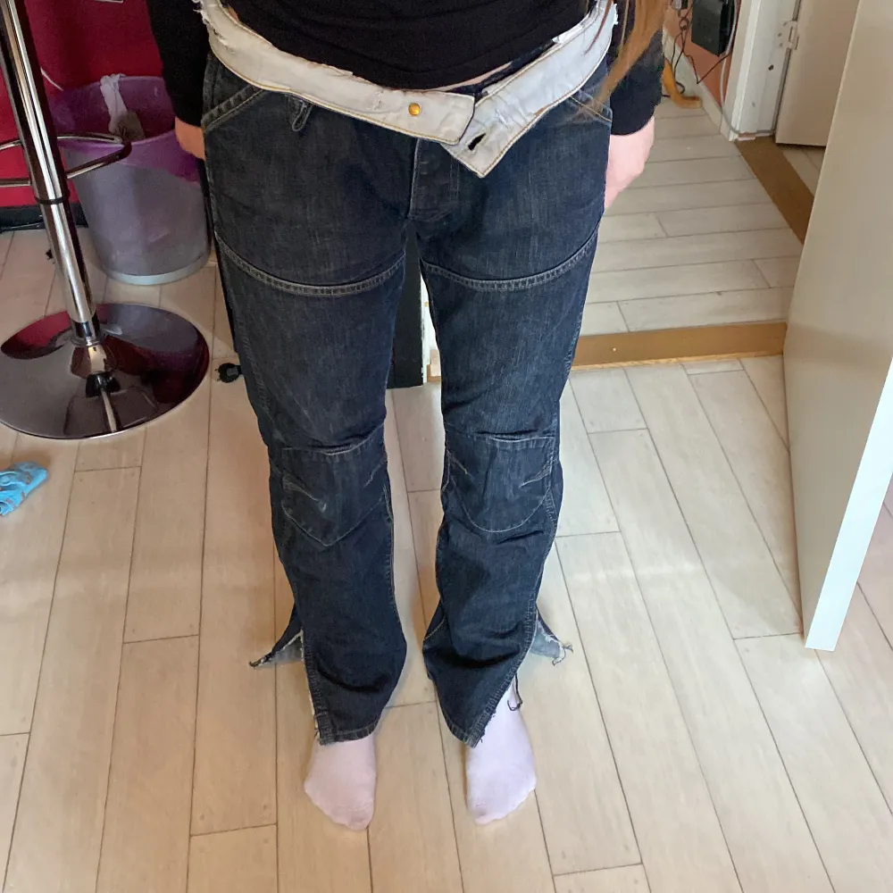 Jätte fina jeans som inte kommer till andvändning längre för de inte är min stil och de är förstora skriv om du har fler frågor . Jeans & Byxor.