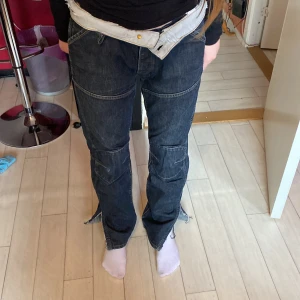 G-star  - Jätte fina jeans som inte kommer till andvändning längre för de inte är min stil och de är förstora skriv om du har fler frågor 