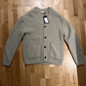 Weekday cardigan - Helt oanvänd weekday cardigan. Ord pris 600kr. Passar även M.
