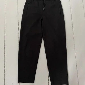 Svarta kostymiga byxor (barn) - Hej! Nu säljer jag ett par kostymiga barn byxor, de är vida vid låren men går in lite mot benen längre ner.  Jag har vuxit ur dem. Hoppas att de kommer vara sköna och praktiska. Såklart tvättas dem innan de skickas iväg hem till dig!  Tack!🤗💕