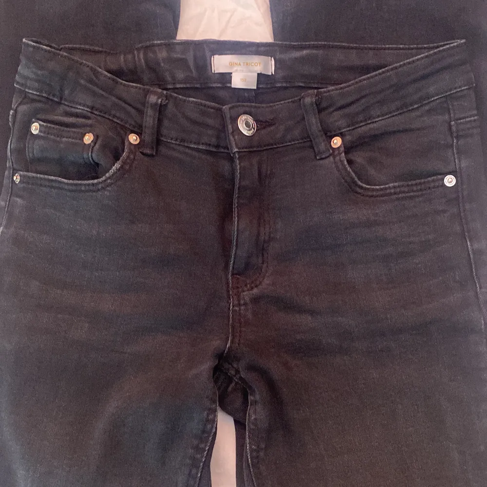 Low waist jeans från Young-Gina💗 dom är slutsålda på hemsidan.  säljer på grund av att dom är för små för mig💗. Jeans & Byxor.