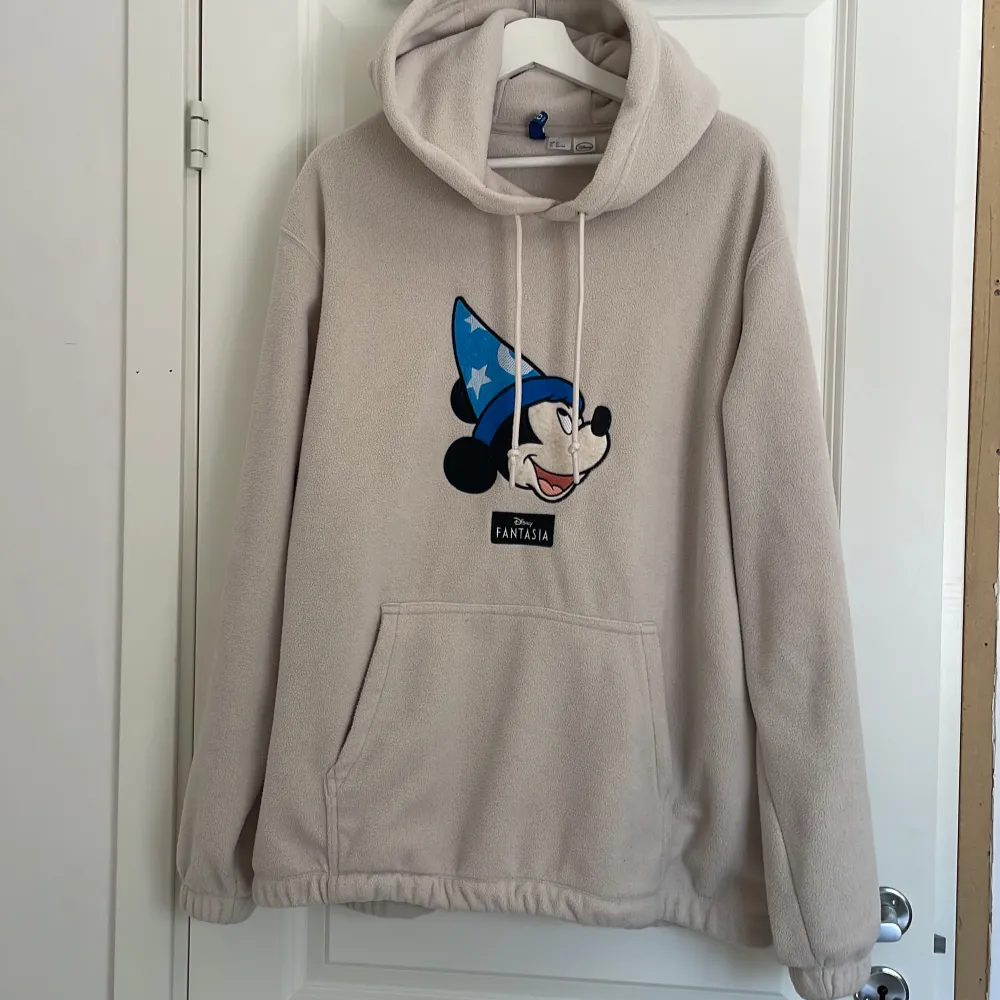 Disney hoodie från HM. Mysig tjock hoodie. Ej använd så många gånger (nyskick). . Hoodies.