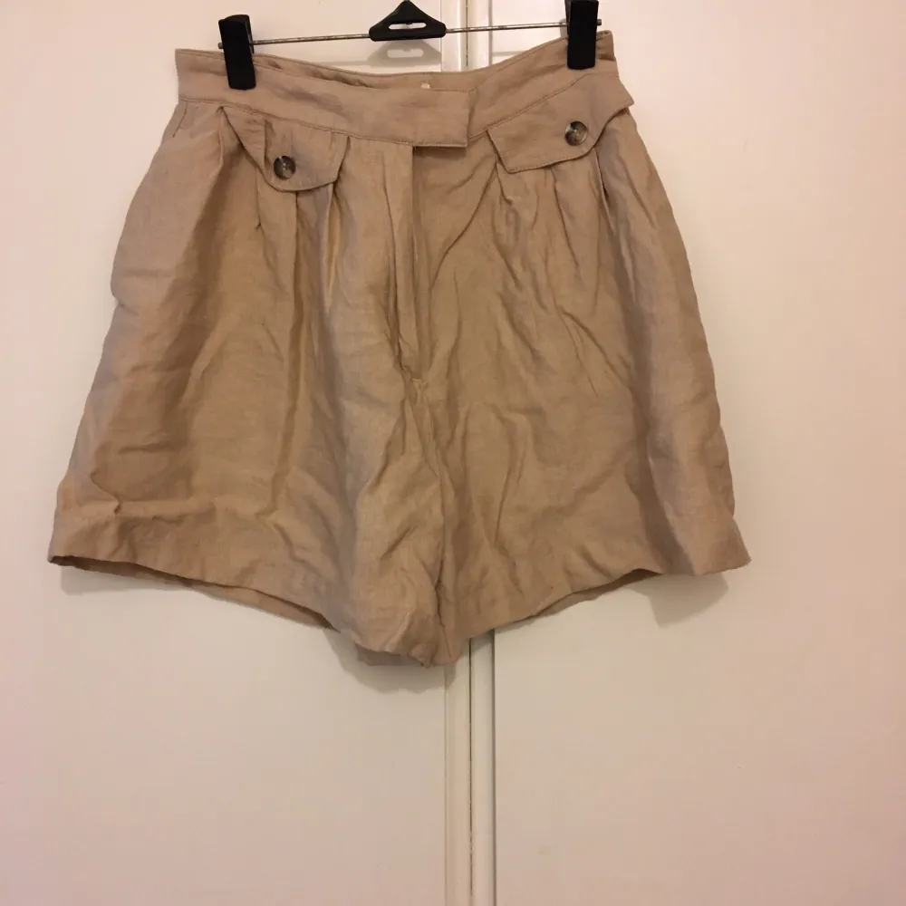 Beige shorts i svalt material . Shorts.