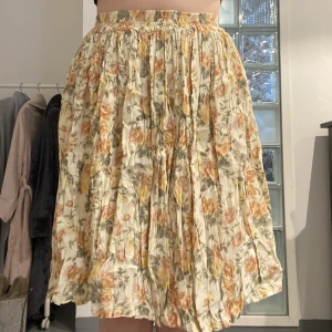 Kjol - Blommig kjol som slutar precis över knäna. 💕