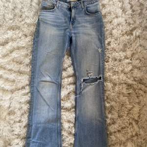 Säljer mina bootcut jeans från zara💕de är mid waist💕 skriv för fler bilder. 