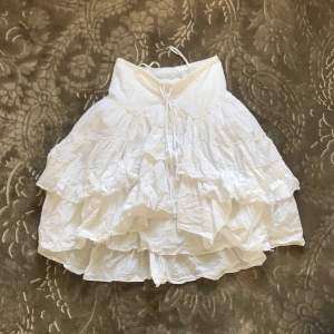 Suåer gullig vit kjol! 71 cm i längden och 38 cm i midjan ( midjan har ett stretchigt band ). Kjolen har inga fläckar!