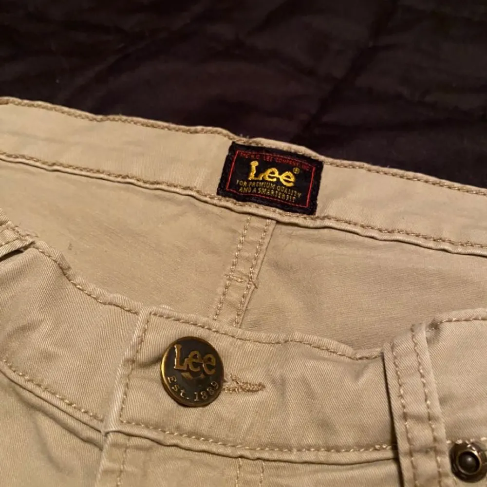 Ett par fina lee byxor. Aldrig använda bara provade, original pris 400kr. Jeans & Byxor.