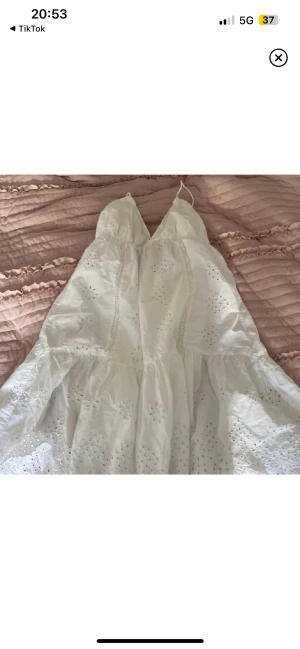 Zara klänning - Säljer denna Sara klänning i nyskick använd ett fåtal gånger. Köparen står för frakt.