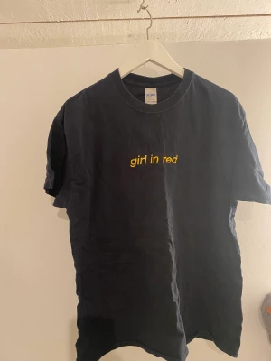 Girl in red t-shirt - Girl in red merch i storlek L Köpt på Girl in reds merch sida Bra skick