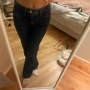 Blå zara jeans - Jättefina blå mid waist jeans. Säljer så jag tyvärr inte använder de. Använd 1-2 ggr💓💓