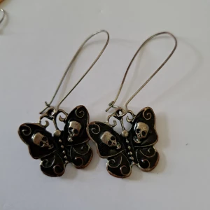 Döskalle-FjärilsÖrhängen🌹🌹 - Hej alla fina 🌹 Här har jag ett par fina, lite använda, kopparfärgade 🌹 Pris: 14 kr plus frakt 16 kr 🌹 Kontakta mig innan köp 🌹 Anki 